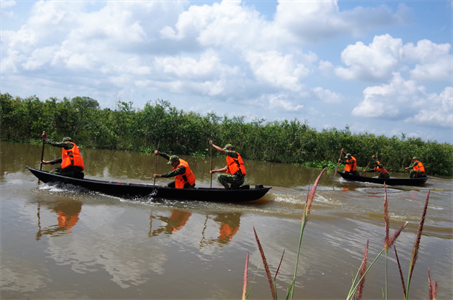 Huấn luyện bơi xuồng ba lá trên địa bàn sông nước