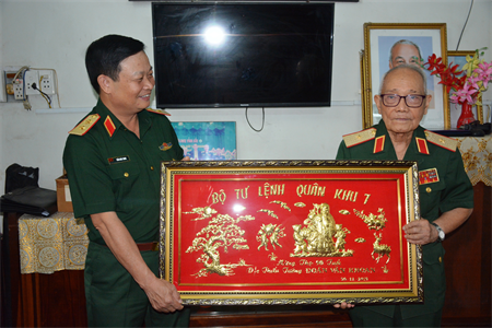 Trung tướng Trần Hoài Trung thăm, mừng thọ các tướng lĩnh trên địa bàn Quân khu