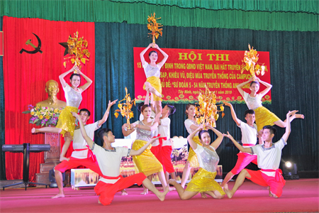 Sư đoàn 5 thi các bài hát quy định của Quân đội và các điệu múa truyền thống Campuchia