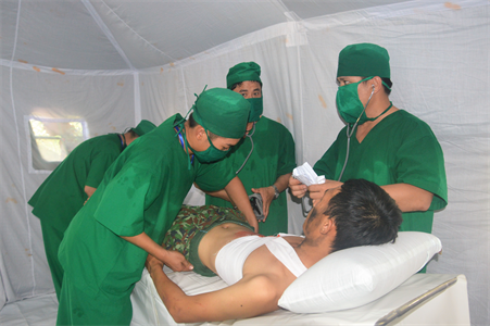 Hội thi Đội phẫu thuật cấp cứu ban đầu - Thêm kỹ năng chăm sóc tốt sức khỏe bộ đội ngay tại cơ sở