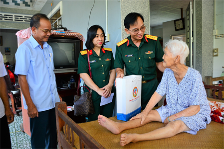 Bệnh viện Quân y 175 khám bệnh, cấp thuốc tại Tiền Giang