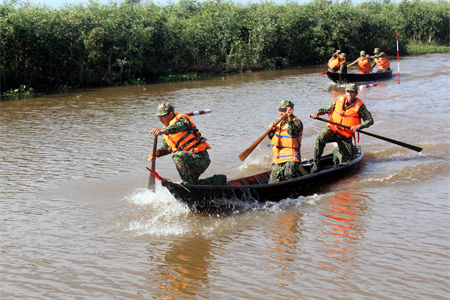 Trung đoàn bộ binh 738, Bộ CHS tỉnh Long An hội thao đua xuồng ba lá