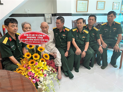 Thăm, tặng quà chúc thọ Thiếu tướng Nguyễn Thanh Tùng