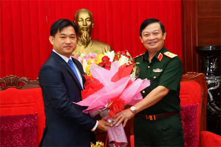 Trung tướng Trần Hoài Trung, Chính ủy Quân khu 7 tiếp Tổng lãnh sự Vương quốc Campuchia