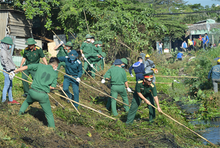 Tuổi trẻ Trường Cao đẳng Quân y 2 thực hiện “Ngày chủ nhật xanh”