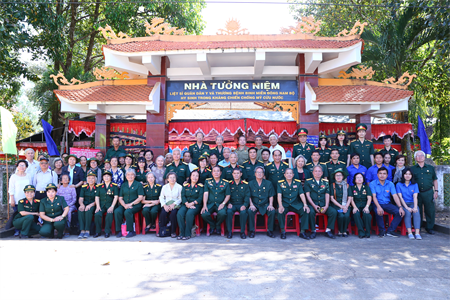 Ban Liên lạc truyền thống Quân y Miền B2 dâng hương viếng liệt sĩ