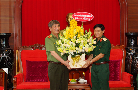 Các đoàn đại biểu chúc mừng Ngày thành lập Quân đội Nhân dân