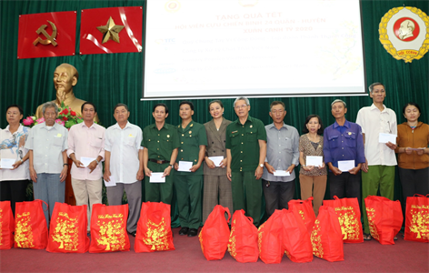 Cựu chiến binh thành phố trao tặng 240 phần quà Tết cho hội viên