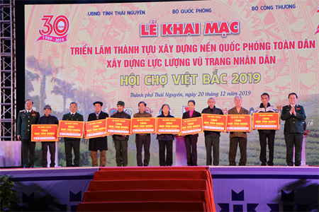 Khai mạc Triển lãm thành tựu 30 năm xây dựng nền quốc phòng toàn dân