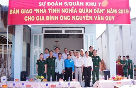 Sư đoàn 5 bàn giao nhà tình nghĩa cho gia đình giáo dân