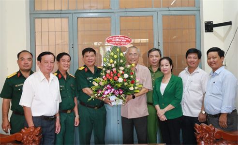 Lãnh đạo huyện Hóc Môn chúc mừng các đơn vị Quân đội nhân dịp 22/12