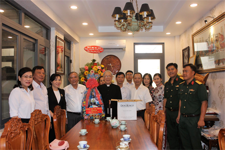 Huyện Nhà Bè thăm, tặng quà các cơ sở tôn giáo nhân dịp Giáng sinh