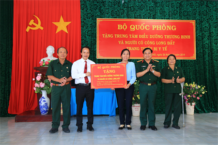 Bộ Quốc phòng: Tặng trang thiết bị y tế cho Trung tâm điều dưỡng người có công tỉnh Bà Rịa – Vũng Tàu