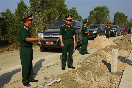 ​Bộ Tư lệnh Quân khu 7 kiểm tra tiến độ thi công đường tuần tra biên giới