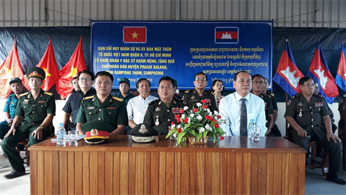 LLVT quận 8 phối hợp khám bệnh, tặng quà cho nhân dân Campuchia