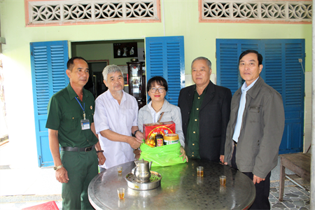 Khám bệnh, cấp thuốc cho hơn 300 hội viên cựu chiến binh và người nghèo