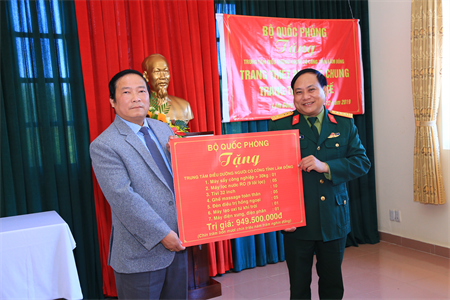 Bộ Quốc phòng tặng trang thiết bị y tế cho Trung tâm Điều dưỡng người có công tỉnh Lâm Đồng