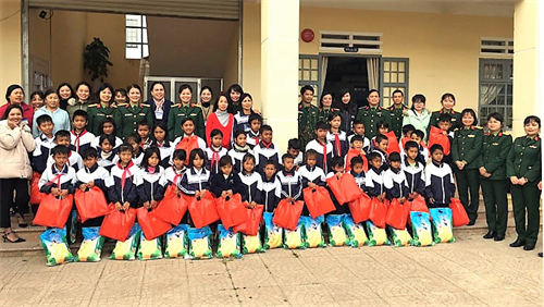 Học viện Lục quân trao quà cho học sinh dân tộc thiểu số vượt khó