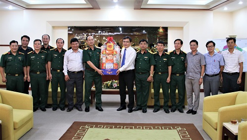 Thiếu tướng Nguyễn Văn Nam - Phó Tư lệnh Quân khu thăm chúc tết các đơn vị