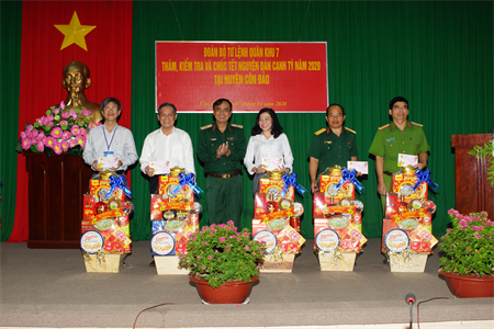 Thiếu tướng Nguyễn Minh Hoàng thăm và chúc tết LLVT huyện Côn Đảo