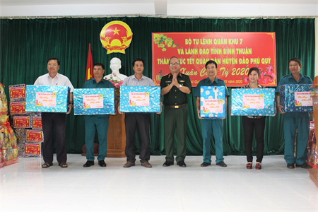 Thiếu tướng Du Trường Giang thăm, chúc tết cán bộ, chiến sĩ và nhân dân đảo Phú Quý