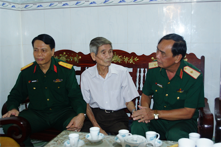 Thiếu tướng Nguyễn Minh Hoàng chúc tết gia đình cựu tù Côn Đảo