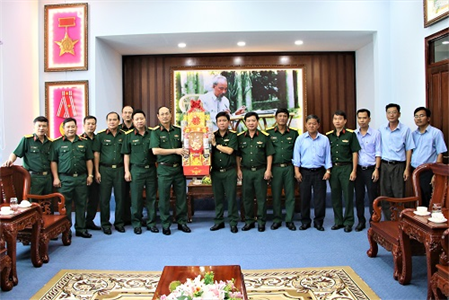 Thiếu tướng Nguyễn Văn Nam - Phó Tư lệnh Quân khu tiếp tục thăm chúc tết các đơn vị