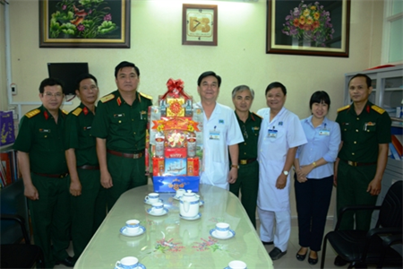 Thiếu tướng Võ Văn Thi, Phó Tư lệnh Quân khu 7 thăm, chúc tết các bệnh viện