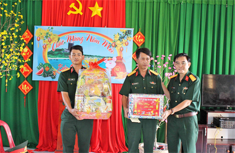 Bình Thuận thăm, chúc tết, tặng quà đảo Phú Quý