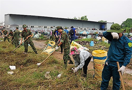 Tuổi trẻ trường Quân sự Quân đoàn 4: Làm sạch đường phố, bảo vệ môi trường