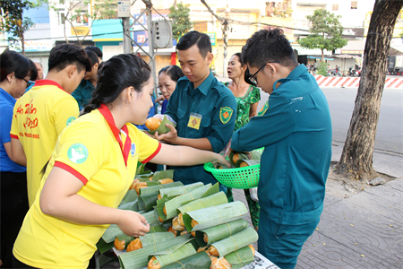 LLVT quận 4 tặng 200 ổ bánh mì cho người nghèo