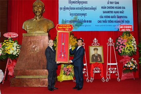 Truy tặng Huân chương Hoàng gia hạng Nhất của Vương quốc Campuchia cho Thiếu tướng Hoàng Thế Thiện