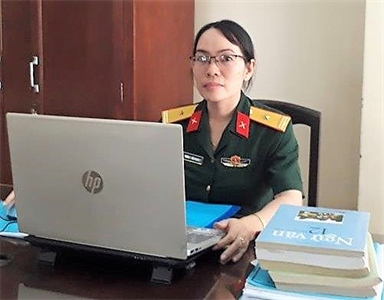 Thiếu tá Vương Thị Diệu Hoàn - Tròn cả hai vai