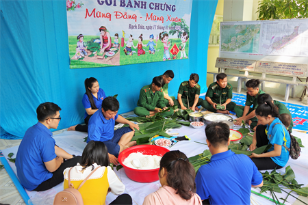 Gói bánh chưng tặng người nghèo đón tết