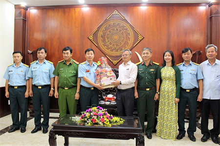 Chủ tịch UBND tỉnh Đồng Nai thăm, chúc tết các đơn vị Quân đội