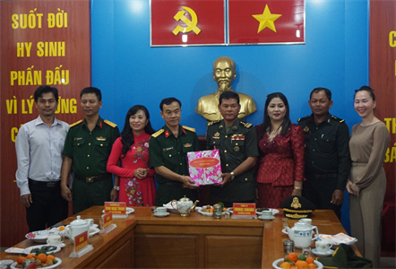 Chỉ huy Tiểu đoàn 1, Tiểu khu Quân sự tỉnh Kampong Thom thăm, chúc Tết tại Quận 8
