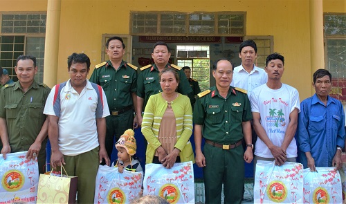 Bộ Tư lệnh Quân khu 7 thăm và chúc Tết đồng bào dân tộc tại Tà Thiết