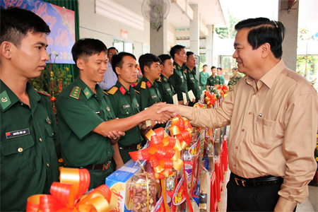 Bí thư Tỉnh ủy Long An Phạm Văn Rạnh thăm, chúc tết lực lượng làm nhiệm vụ trên tuyến biên giới