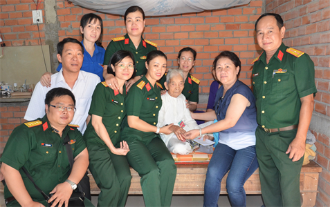 Công ty Tây Nam thăm, chúc tết các Mẹ Việt Nam Anh hùng