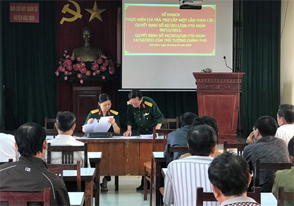 Ban Chỉ huy Quân sự huyện Hóc Môn chi trả trợ cấp cho các đối tượng chính sách