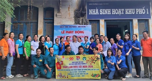 Dân quân phường 6, quận Tân Bình phối hợp ra quân vệ sinh môi trường đón tết
