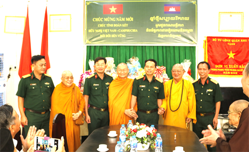 Các tôn giáo trên địa bàn thăm, chúc tết Ban CHQS quận 9