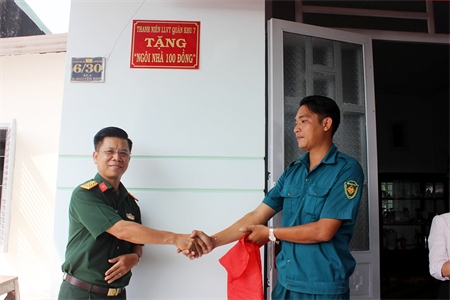 Bộ Tư lệnh TPHCM tặng “Ngôi nhà 100 đồng” tại xã Nhơn Đức, huyện Nhà Bè