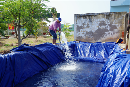 Bộ Tư lệnh Vùng 2 Hải quân cung cấp nước ngọt cho người dân dịp tết