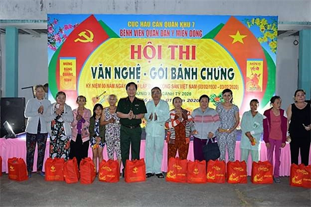 Bệnh viện Quân Dân y  miền Đông thi gói bánh chưng, văn nghệ dịp tết Canh Tý 2020