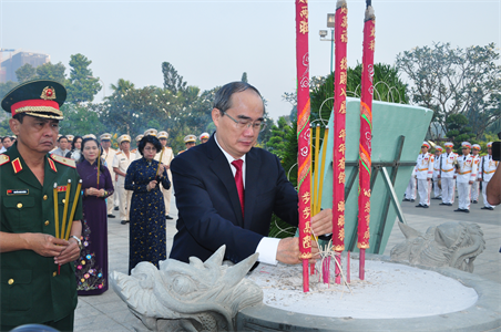 Đoàn đại biểu Tp.Hồ Chí Minh và Quân khu 7 viếng nghĩa trang thành phố