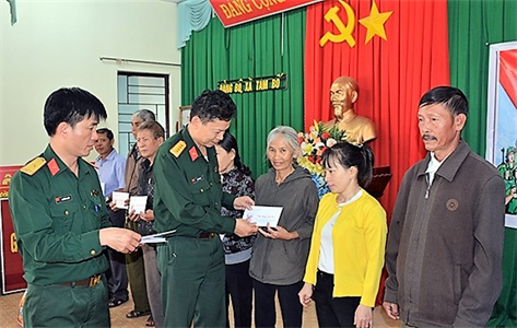 Học viện Lục quân trao quà tết tặng hộ nghèo, gia đình chính sách