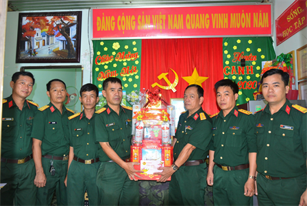 Thăm, chúc tết cán bộ chiến sĩ đang làm nhiệm vụ tại núi Chứa Chan