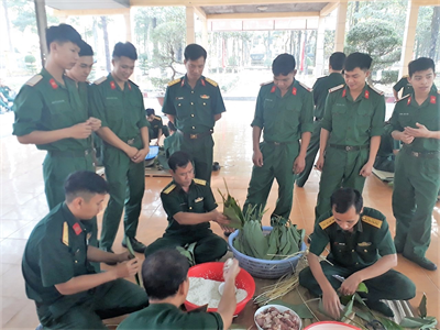 Lữ đoàn 25 thi gói bánh chưng, bánh tét, báo tường