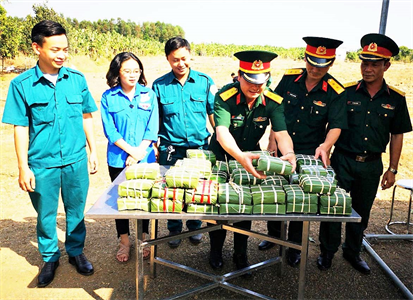 Mang tết đến đồng bào nghèo